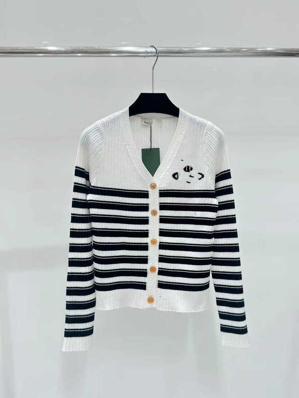 Traine de tricots pour femmes Gaoding 2024 Printemps / été Nouveau Stripe Jacquard Pattern Bouton Tricote en V Cardigan à col