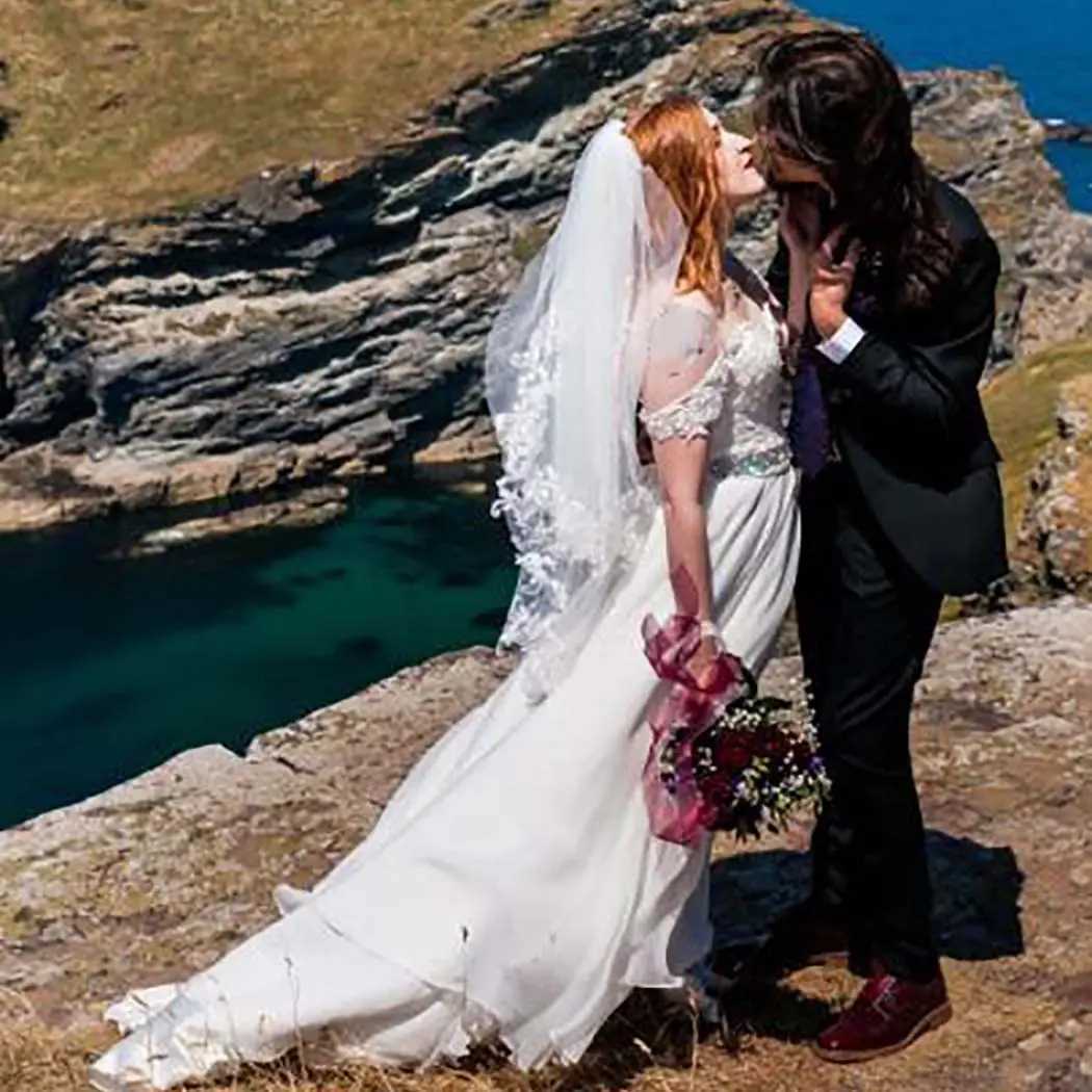 Jóias de cabelo de casamento Top venda de renda recém -projetada Véu curto cinto de cintura de 2 camadas de 2 camadas de tule mole véu de noiva com pente