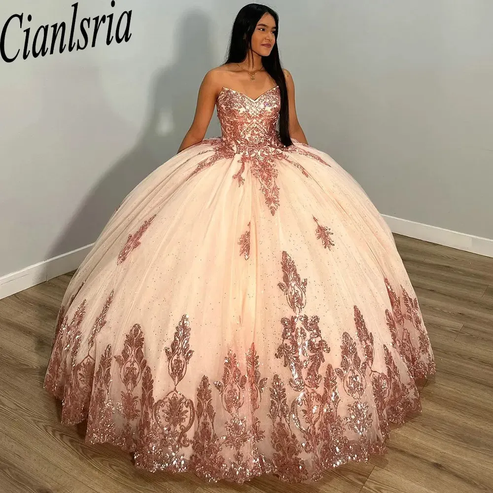 ローズゴールドのストラップレスボールガウンQuinceaneraドレススパンコールのアップリケレースコルセットVestidos DE 15 ANOS