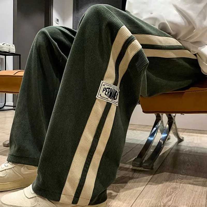 Pantaloni da uomo a strisce vellutoy gamba larga da uomo 2023 pantaloni da carico hip-hop coreano le pantaloni da corsa esterni sport di dritta casual