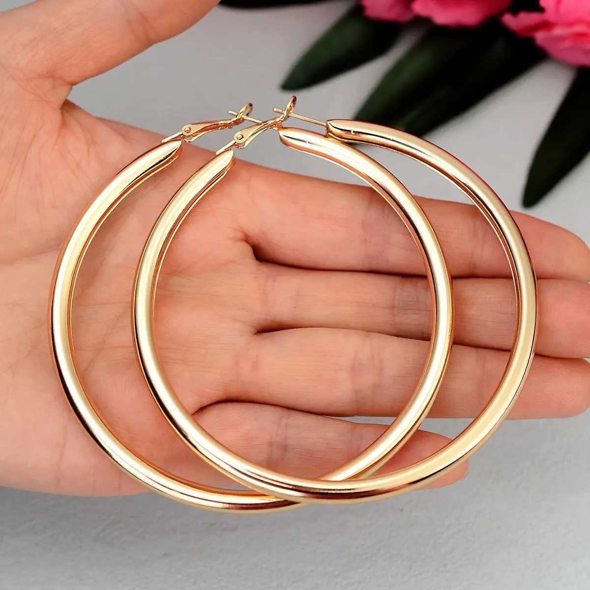 Stud 2024 Fashion Exaggerated Big/ Small Smooth Circle Hoop Earring for Women Simple Round Loop Ear Wedding Jewelry Brincos Cool Gift