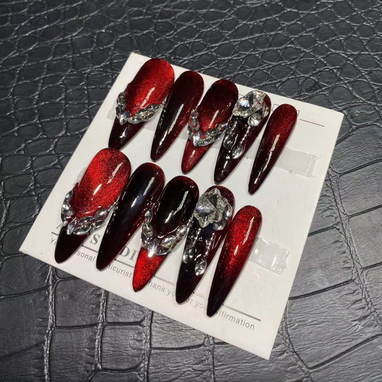 Handgemaakte Y2K Punk Style Long Coffin valse Nagels Tips Glitter Rijnstand Pers op Nagels Herbruikbare korte nep nagel met lijmgeschenk modieus schoonheidsmodel draagt nagels