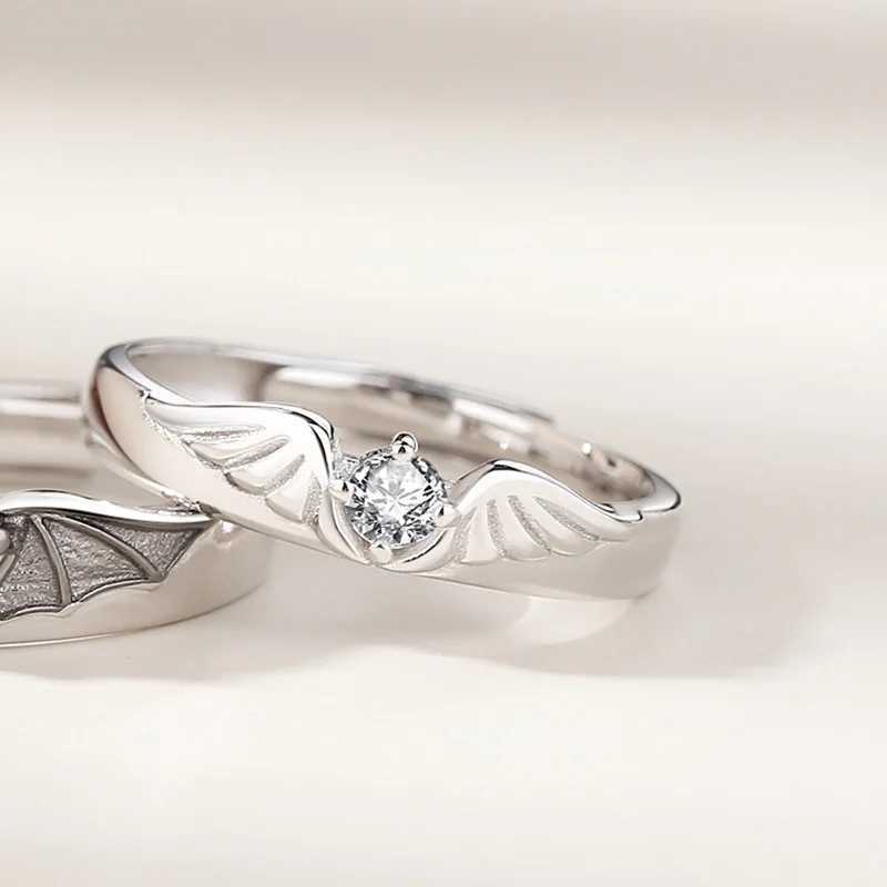 Band anéis de luxo Crystal Angel Demon Casal Ring Mens Romântico e moda Design de asa Anel de noivado ajustável Jóias de casamento Q240427