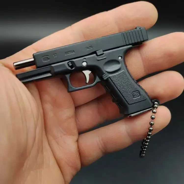 銃のおもちゃ1 3 92Fメタルキーチェーンペンダント合金銃モデルバッグデコレーションデタッチ可能な偽銃おもちゃ子供ボーイズギフトT240428