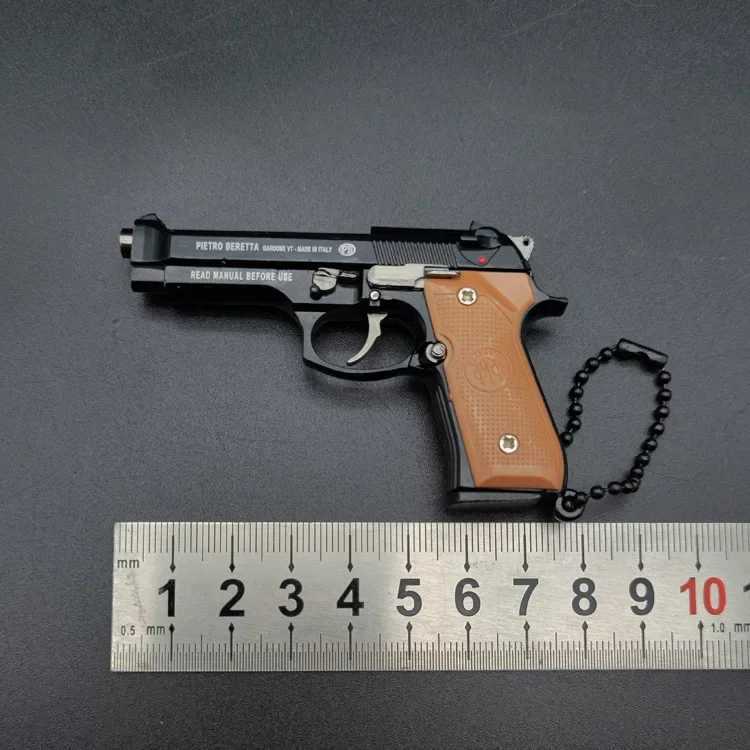 銃のおもちゃ1 3 92Fメタルキーチェーンペンダント合金銃モデルバッグデコレーションデタッチ可能な偽銃おもちゃ子供ボーイズギフトT240428