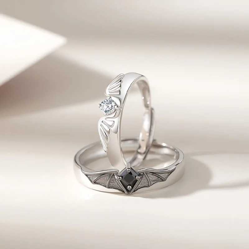 Band anéis de luxo Crystal Angel Demon Casal Ring Mens Romântico e moda Design de asa Anel de noivado ajustável Jóias de casamento Q240427