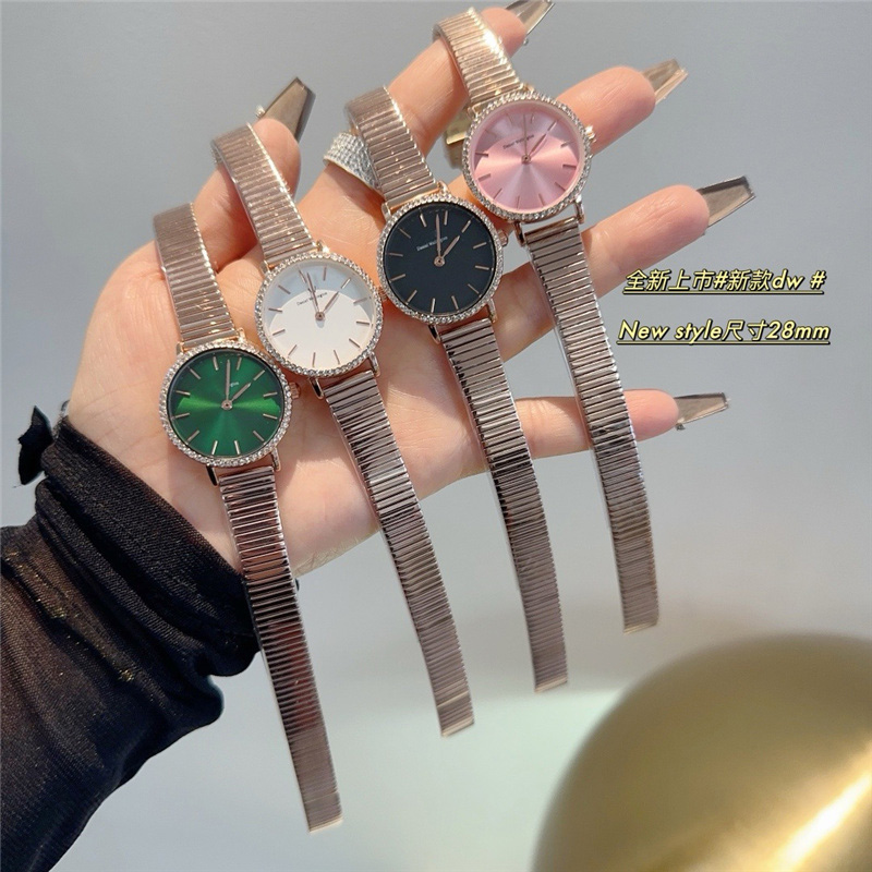 Fashion Full Brand Wrist Watches New Style Women Girl 28 mm Crystal Steel Metal Band Quartz avec logo Clock de luxe Dan 14