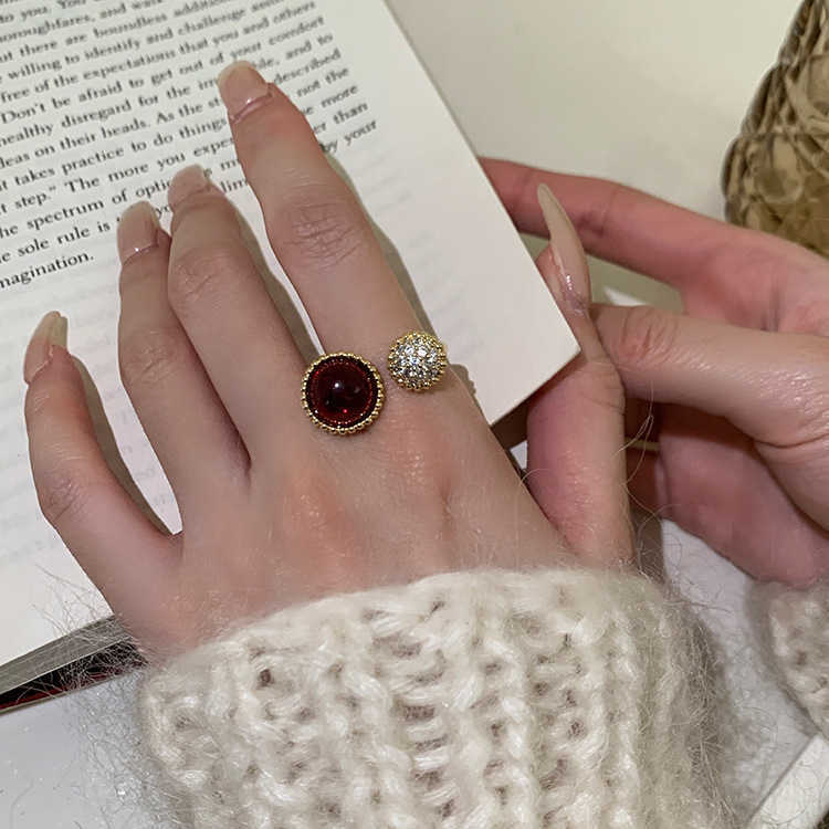 Fashion significa anillos de alta calidad para hombres y mujeres anillo de bola roja para mujer de lujo de los dedos de los dedos con vnain común