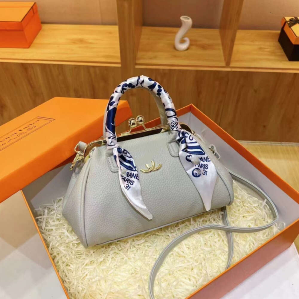 Fabricants Direct Store Spot Handsbag High End et Niche Design Hands Hands Shell Sac pour femmes printemps 2024 Nouveau interbodèle Instagram à la mode