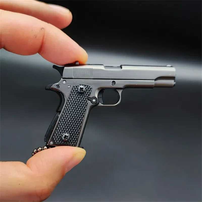 Brinquedos de armas 1 3 High Quty Metal 1911 Modelo de chaveiro G17 Desert Eagle Toy Toy Gun Lhloy Pistol Pistol Collection Toy Gift Pinging T240428