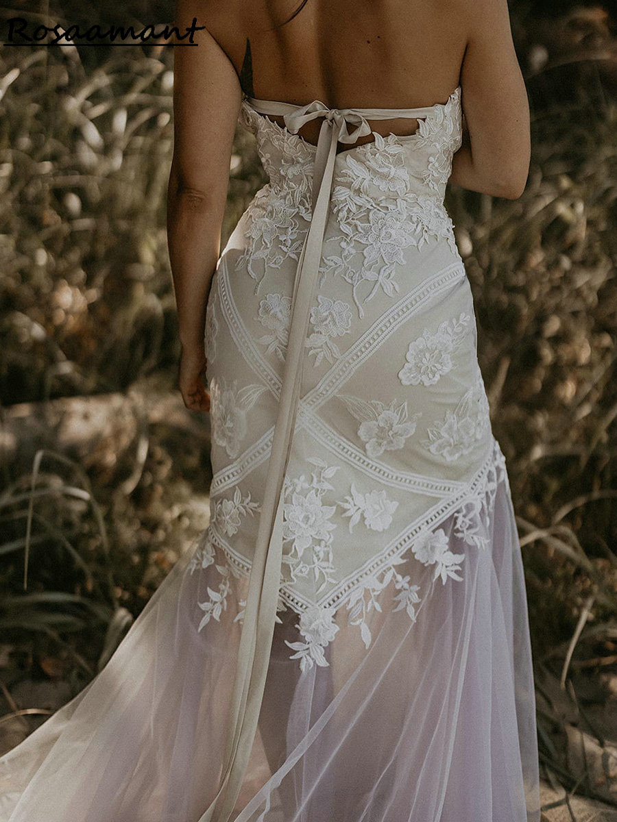 Vestidos de noiva de sereia abertos sem alças lilás.