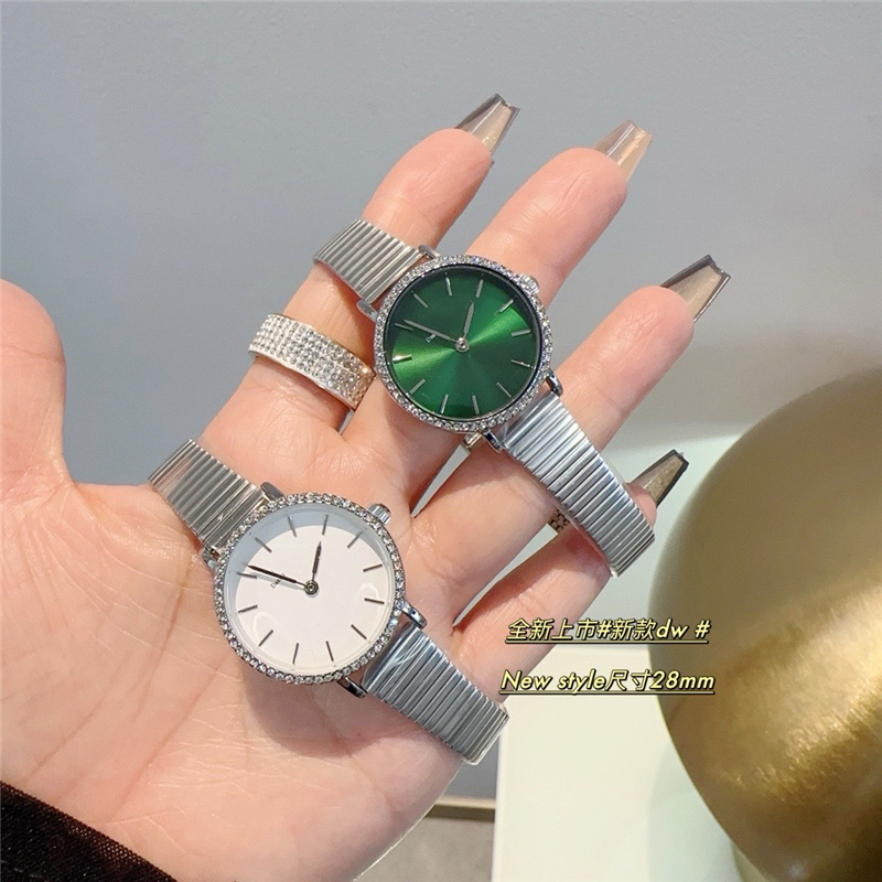 Fashion Full Brand Wrist Watches New Style Women Girl 28 mm Crystal Steel Metal Band Quartz avec logo Clock de luxe Dan 14
