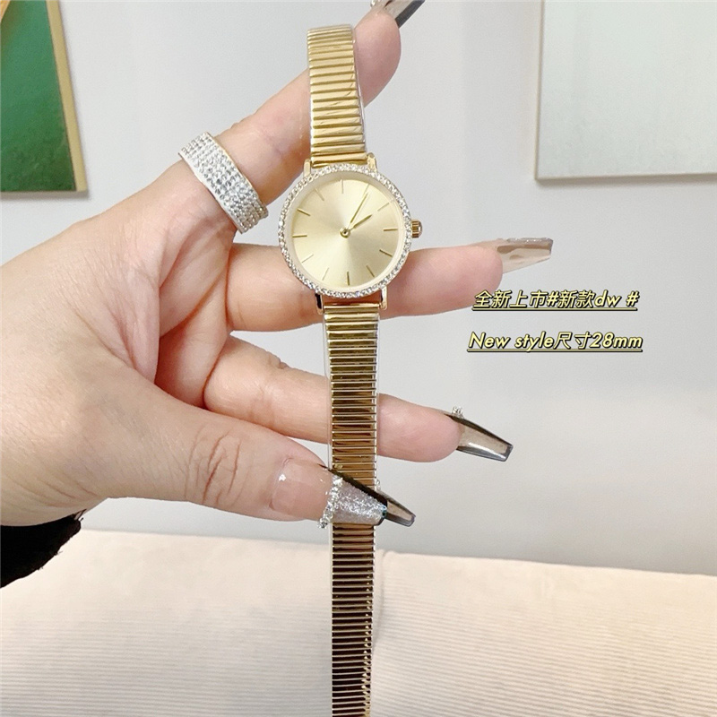 Fashion Full Brand Wrist Watches New Style Women Girl 28 mm Crystal Steel Metal Band Quartz avec logo Clock de luxe Dan 14