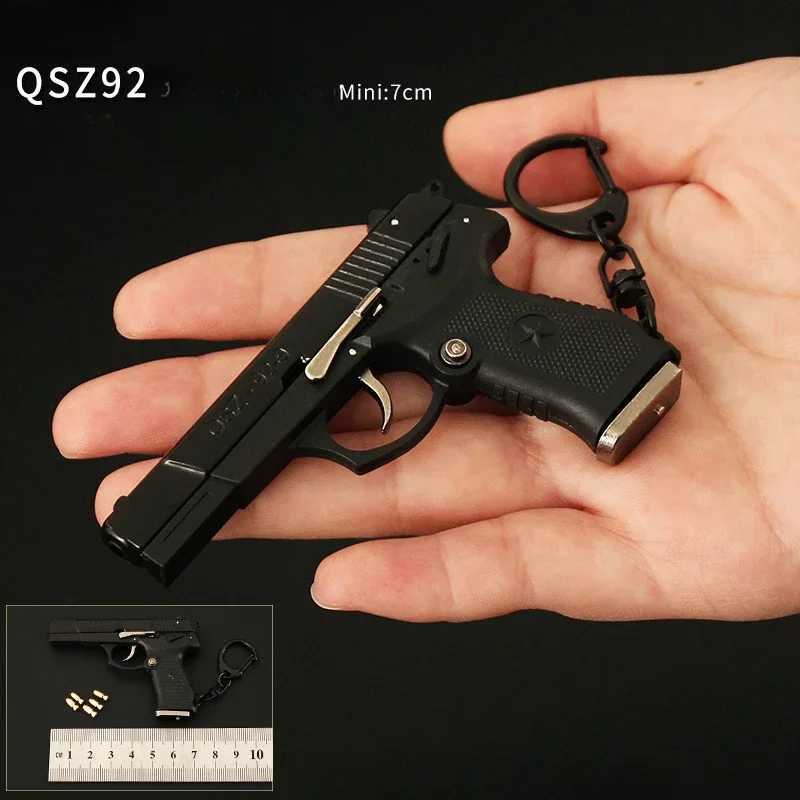 Giocattoli pistola 1 3 lega semi in lega QSZ92 Modello a pistola che lancia giocattolo staccabile giocattolo di pistola ornamenti portachiavi FINE FINEND PERSO RAGAZZI RAGGIO IN ADULTO T240428