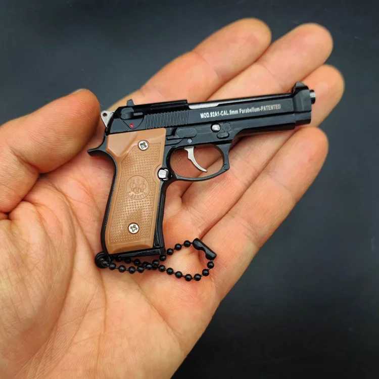 Toys Gun Hot Popular Game Eat Chicken 1 3 92f Metal Keychain Pendant Gun Model Alloy Arecable Toy Pendant Childrens Boys Goft T240428