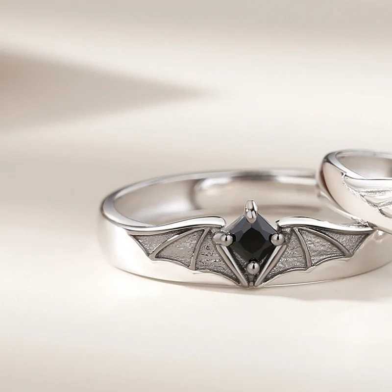 Band anéis de luxo Crystal Angel Demon Casal Ring Mens Romântico e moda Design de asa Anel de noivado ajustável Jóias de casamento Q240427