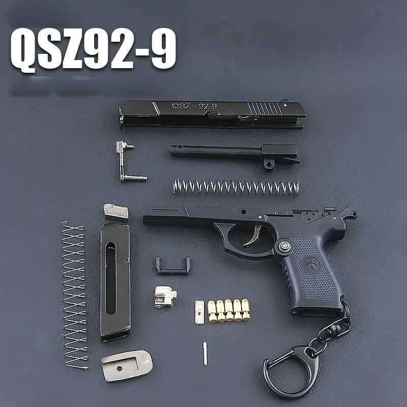 Brinquedos de armas destacáveis 1 3 semi -liga qsz92 pistola de brinquedo mini pistola de ejeção de casca de casca pendente de chaveiro para meninos presentes T240428