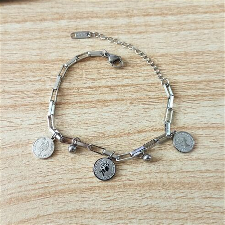 Stainless Steel Bracelets Vintage Queen avatar Pendant Chain Fashion Elegant Light Luxury Bracelet For Women Jewelry Party Gifts AB208