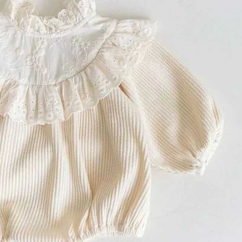 Rompers 2023 AUTUMNE ONE PIÈCE Col de dentelle Baby Girls Waffle Vêtements Bodys à manches longues H240429