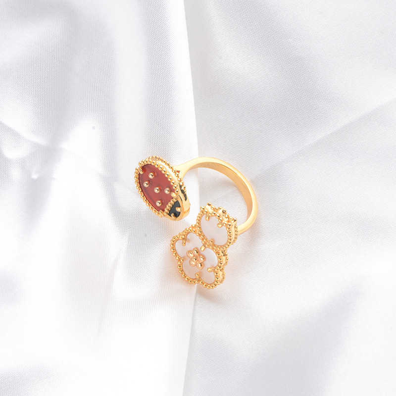 Derniers anneaux Bijoux de luxe Décoration à main le doigt Vanly haut de gamme en or 18 km de style avec un cleefly commun