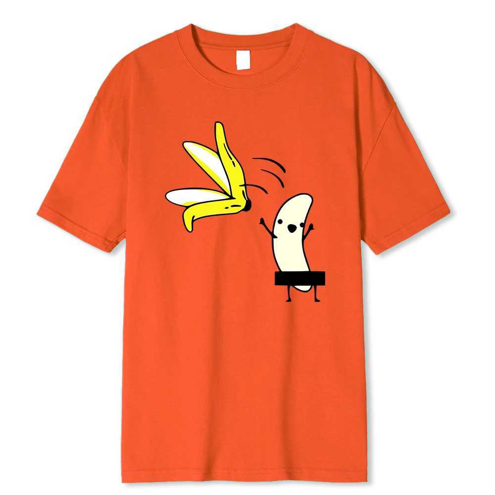 Męskie koszulki mężczyzn Banana Disrobe Overcoat Zabawny nadruk T-shirt Summer Humor Żart T-shirt Soft Bawełna swoboda T-koszule Strtwear Y240429