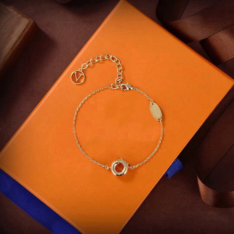 Классическая простая золотая буква чар дизайнер браслетов для женщин Элегантные браслеты из нержей