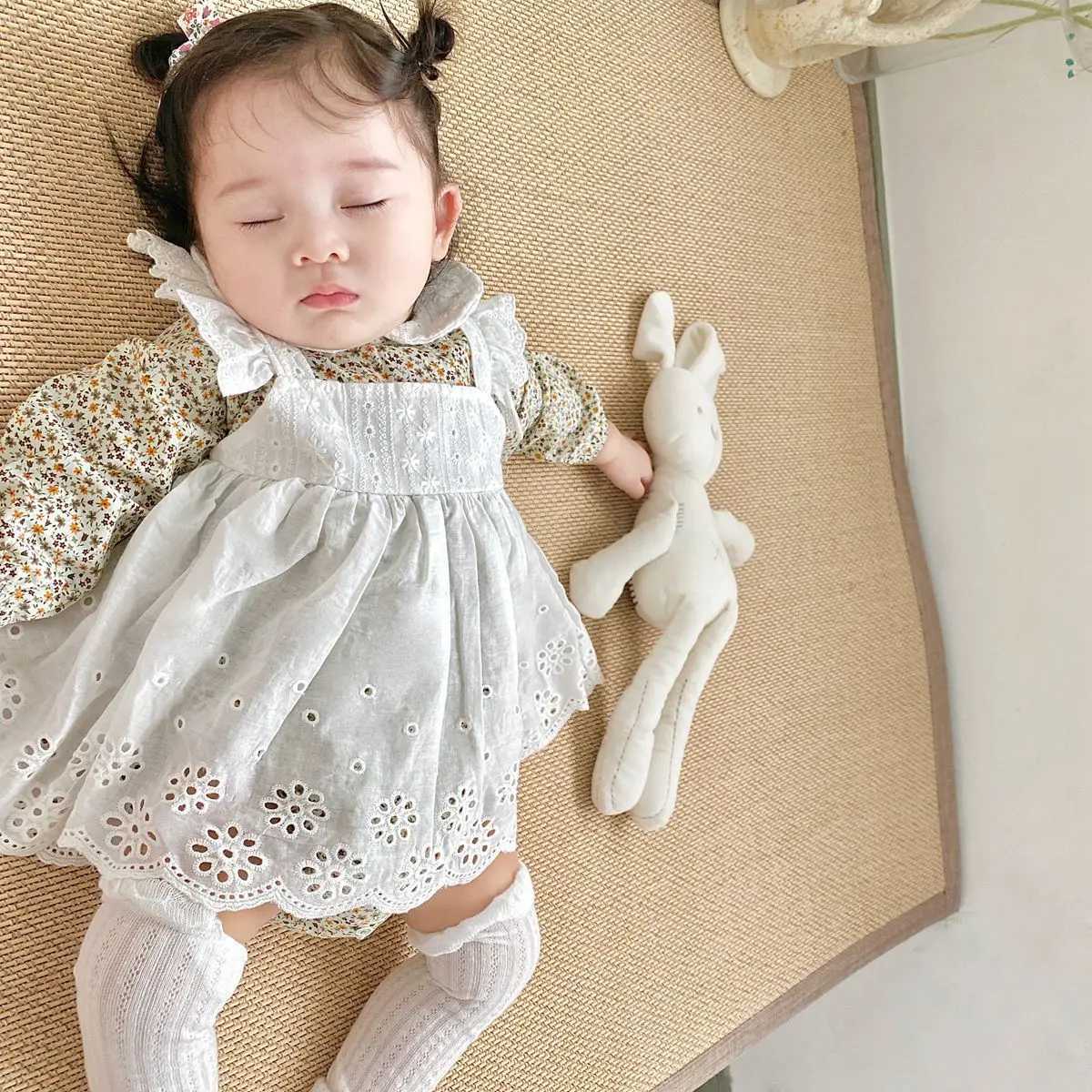 Rompers Spring Toddler niemowlę dziewczynka koronkowa bodysuit długi rękaw dla dzieci dziewczyna kwiatowy koronkowy fartuch lolita kombinezon H240509