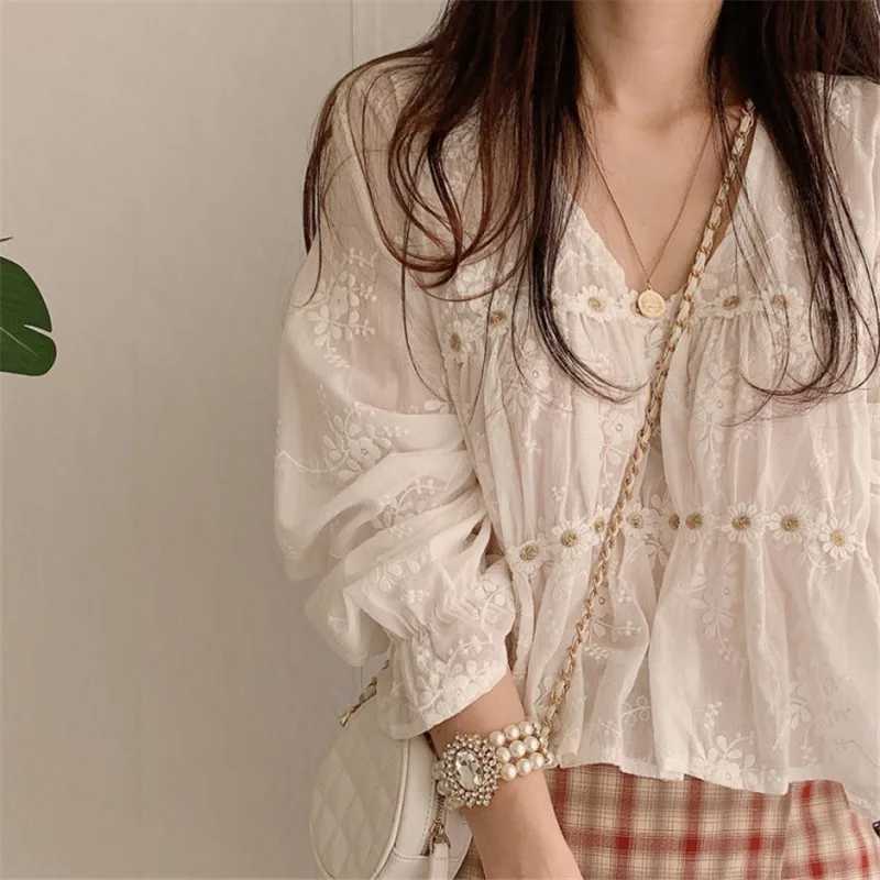 Bluzki damskie koszule w stylu koreański swt białe bluzki dla kobiet koronkową bluzkę kwiatową koszulę v-dekolt flare bluzki dla kobiet 13037 2024 NOWOŚĆ Y240426