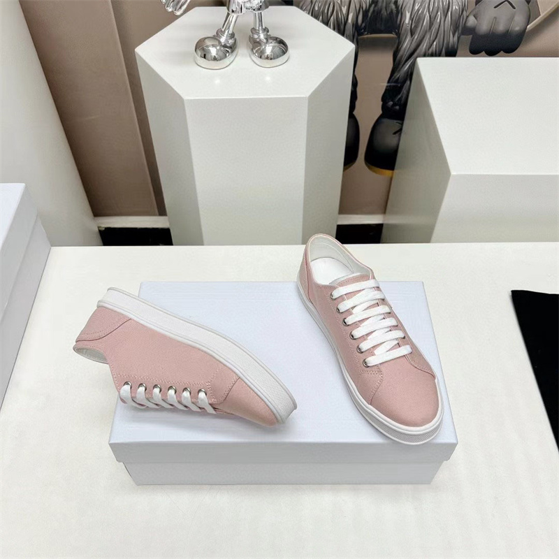 Real Leather Fashion Fashion Marque Femelle Cause Lace Up Magas décontractés Brand de printemps Plateforme Round orteil Seanker Nouvelles chaussures