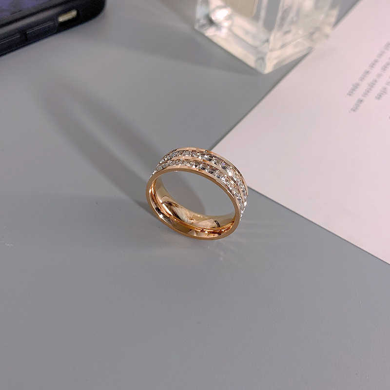 Anello di design di significato unico Anello di lusso e squisito anello di ghiottino in oro di fascia alta Lettera di dito di lusso con anelli originali del carrello