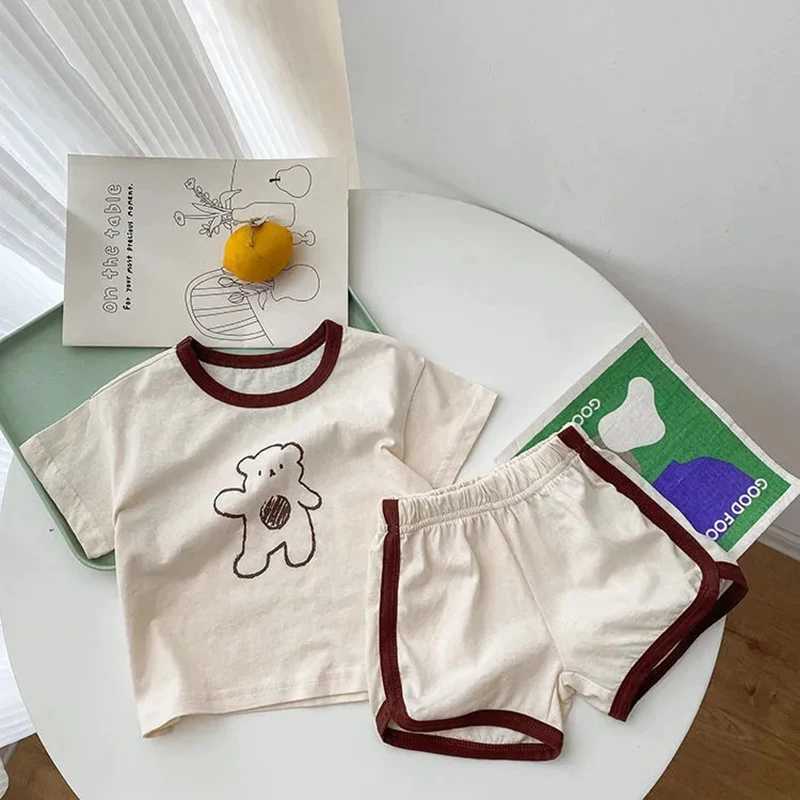 Kläderuppsättningar 2024 Summer Kids Baby Clothing Set Cute Cartoon Bear Tee and Shorts 2 st för pojke och flickor Toddler T-shirt kostym H240509