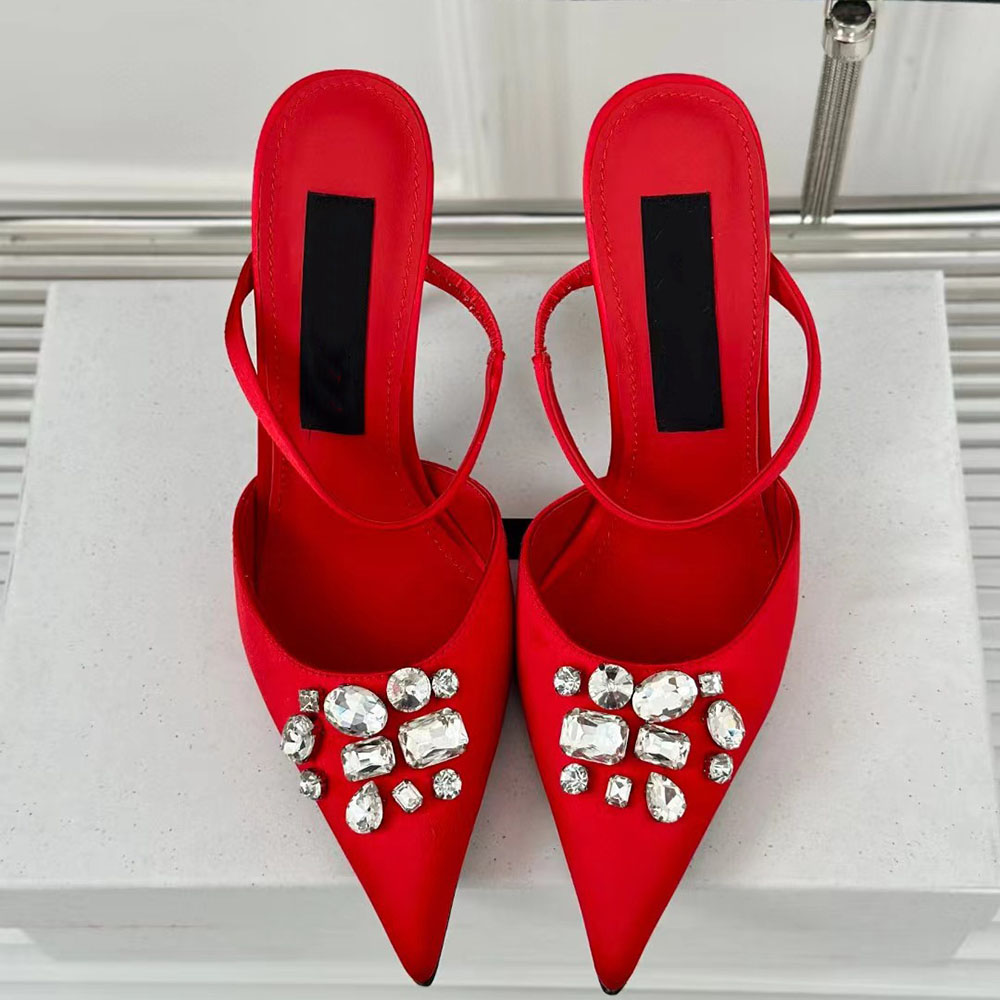 Специальная сандалия с Diamond 2024 Стильные заостренные женские туфли дизайнер обувь без спины классические каблуки сексуальные тощие каблуки сандалии