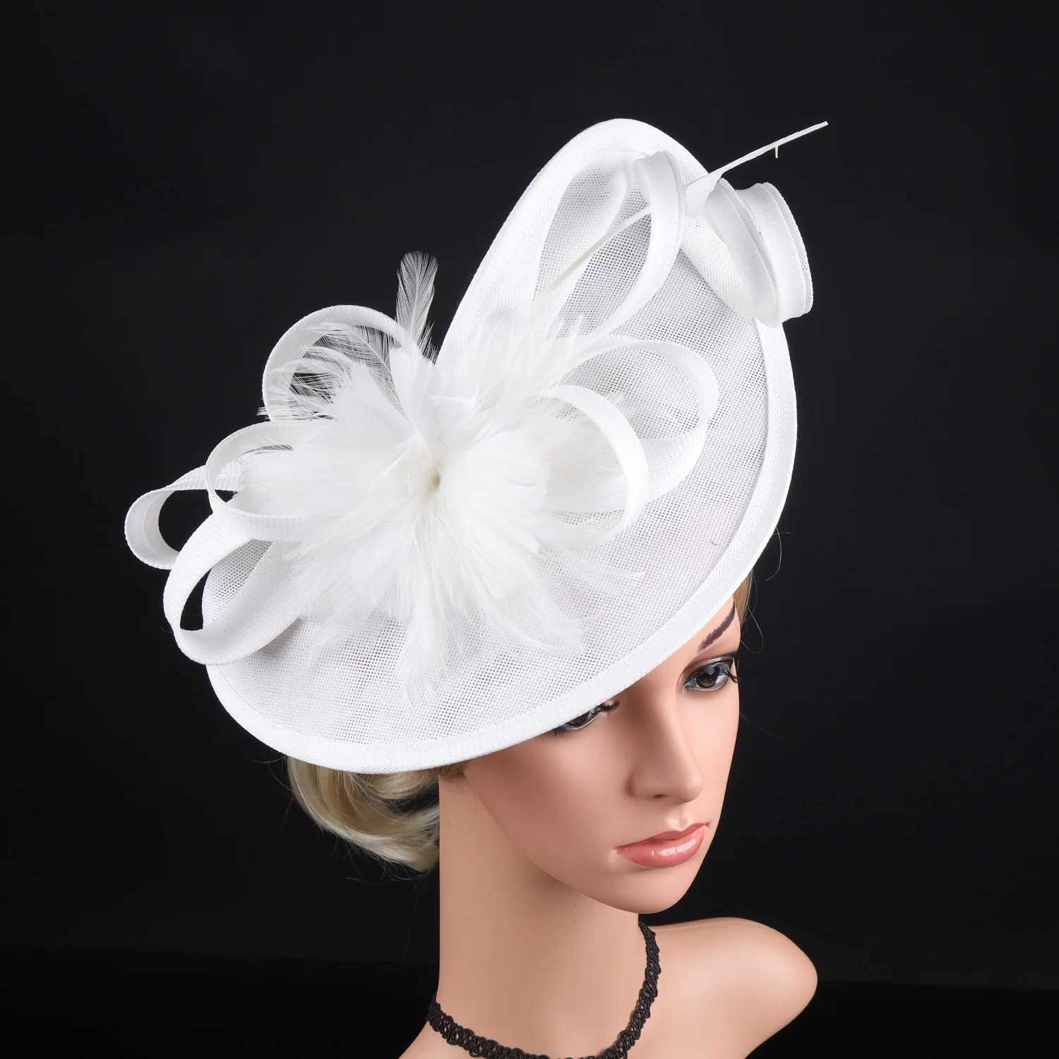 Chapeaux à bord large chapeau seau 2023 Nouveau tèvre pour femmes charme de charme kentucky derby charme chapeau plume fleur charme de mariage cocktail y240426