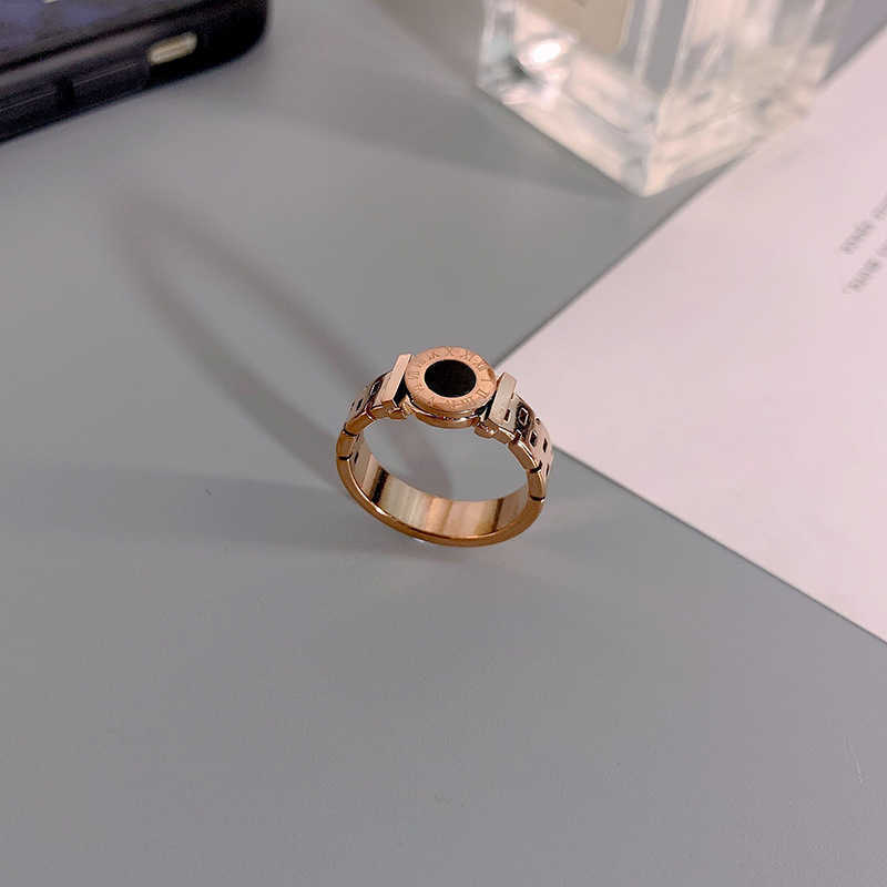 Anello di design di significato unico Anello di lusso e squisito anello di ghiottino in oro di fascia alta Lettera di dito di lusso con anelli originali del carrello