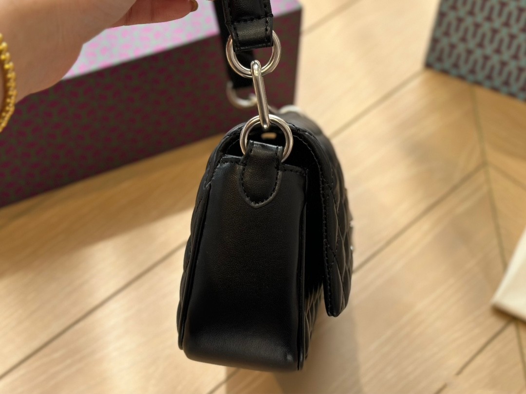 Diseñador de lujo Kira Baguette Bag Crossbody Carryando a la cuadrícula de diamantes Sause Sausage Bags Bolsos de la axila Mujer Moda de compras Monedas Billetera negra