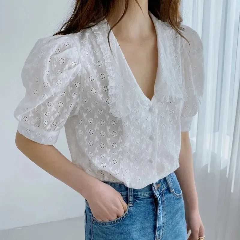 Chemises de chemisiers pour femmes Blouse en dentelle blanche pour femmes swt chic bouffante short shirt fleur creux coréenne Peter Pan Collar Tops d'été 2024 13919 Y240426