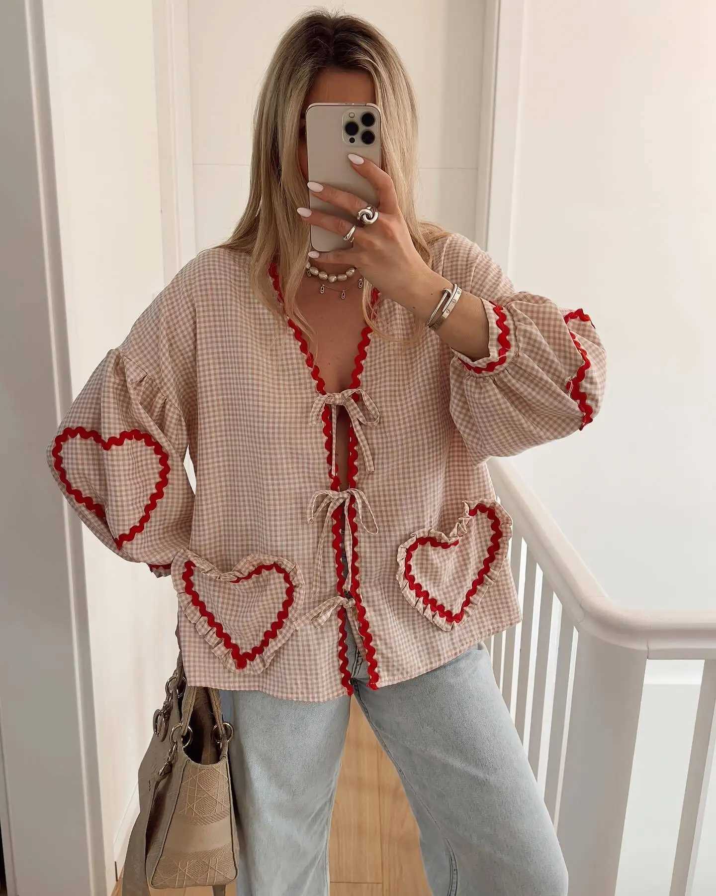 Frauenpolos Retro Womens Loose Heart Bag Shirt 2024 Mode Womens Casual V-Ausschnitt Bow Womens Wearl2405