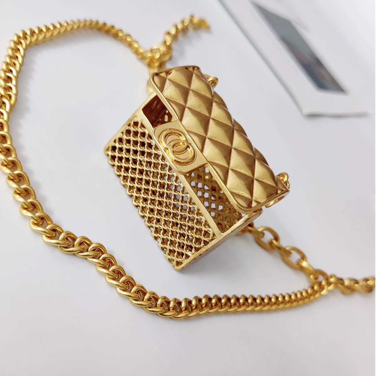 Cintos da moda Tassel Belts Gold Chain For Women High Quaity Luxo Phone Small Bolt Metal Belt Ajustável Cincha Long Mini