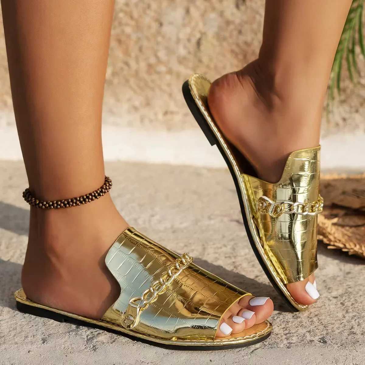 Pantofole di grandi dimensioni 36-42 Gold Gold Chain Gold Womens Flat Luxury Beach Flip Flip Flop Sandals Flima Slips Scarpe H240430 H240430