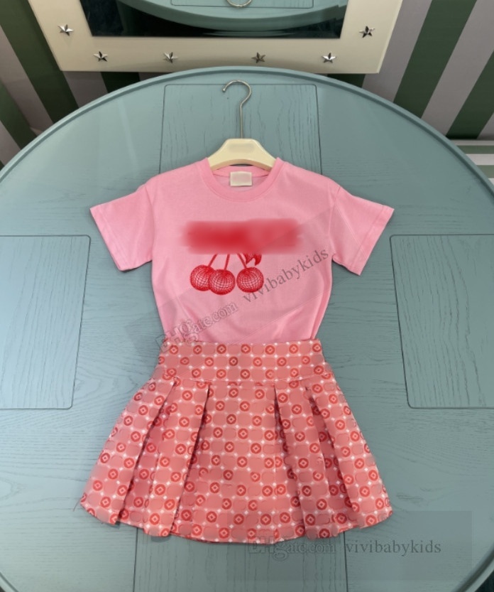 Fashion Girls Letter Cherry Impred Roups Sets Designer Kids T-shirt de manga curta com saia plissada Summer crianças roupas Z7957