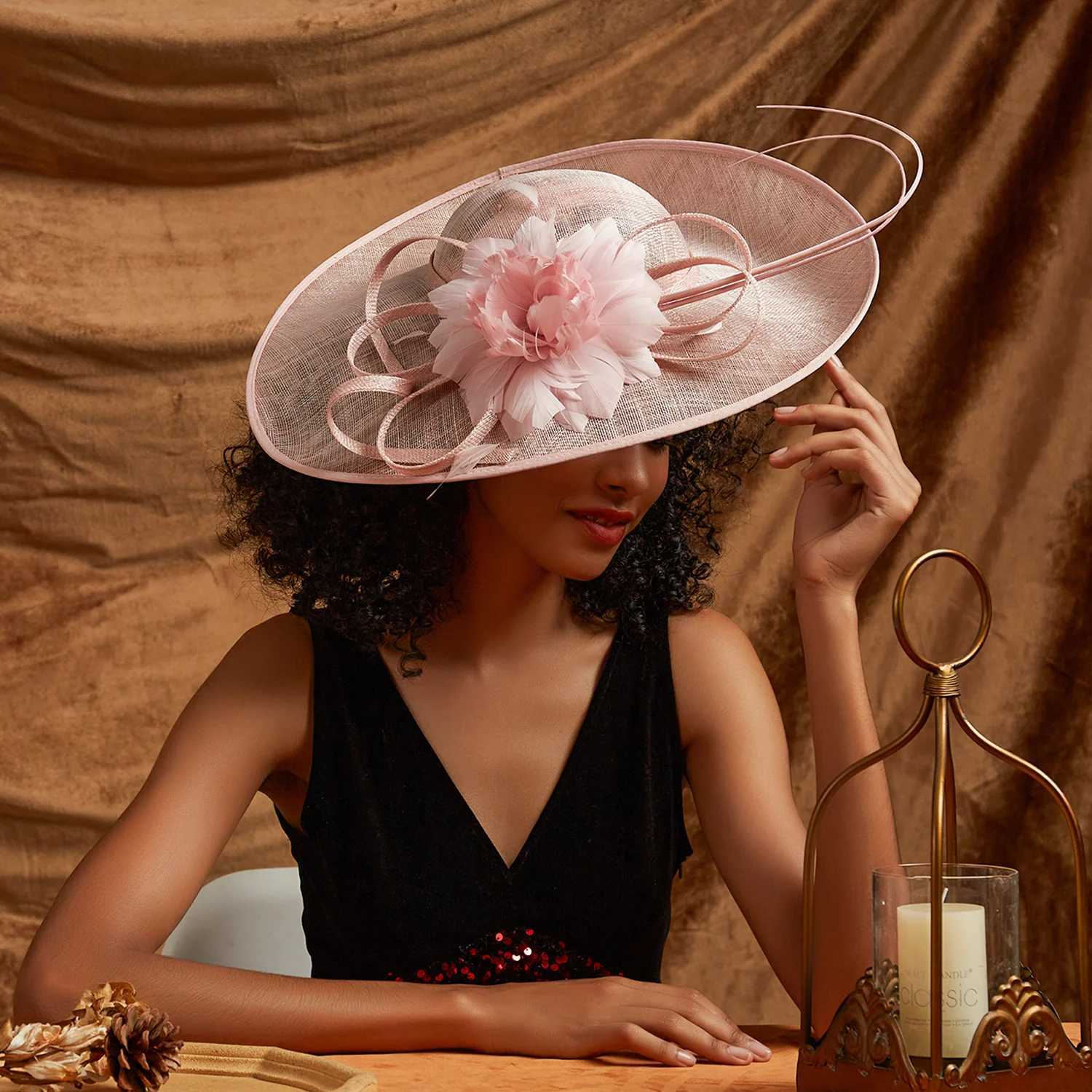Geniş Kötü Şapkalar Kova Şapkaları Noel Sinamay Fascinator Mükemmel Düğün Şapkası Eşsiz Derby Party Hat Moda Kilisesi Şapkalar Gelin Kafa Bandı Büyüleyicileri Kadınlar İçin Y240426