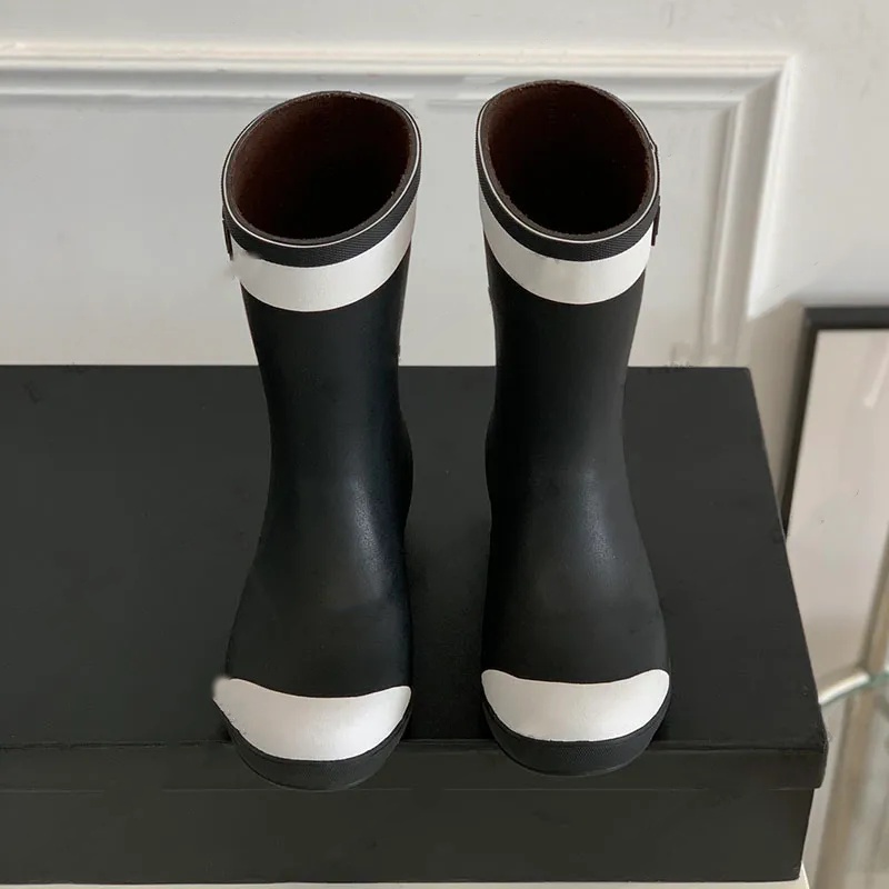 Botas de chuva de designer de 24 France quentes para mulheres clássicas de borracha clássica sola à prova d'água ao ar livre sapato casual luxurys senhoras garotas rosa deslizam em sapatos de lazer de salto baixo com bolsa de poeira