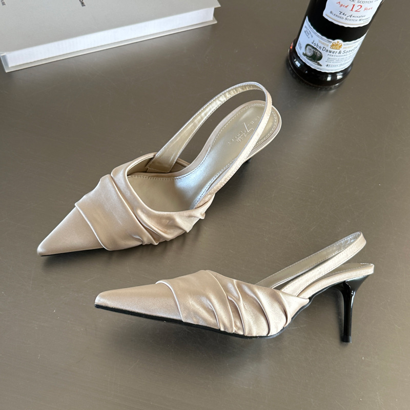 Sandals de fête pour femmes 2024 Été Nouvelle sandales pointues de sandales Mot de mariage avec des talons hauts