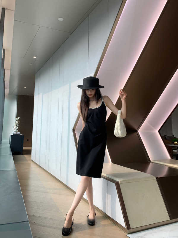 基本的なカジュアルドレスデザイナー深Shenzhen Nanyou High End Miu Home 23 New Product Temperamament Goddess Heady Industry Nail Diamond Black Sling Dress Act2