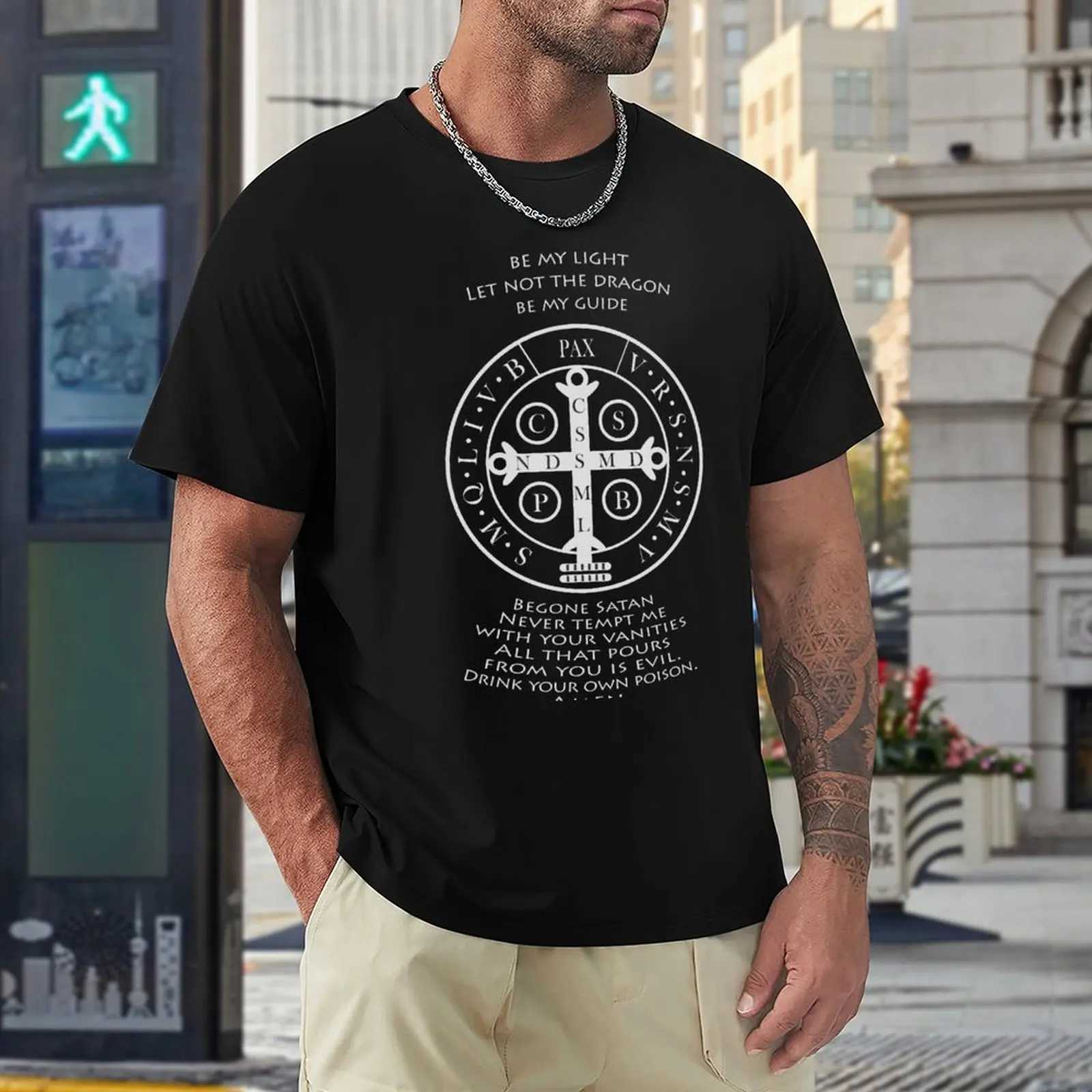 T-shirt maschile Saint Benedict Medal Preghiera Nera T-Shirt T-shirt Assini anime Maglietta bianca Mano Mens extra grande maglietta Large T-shirtl2403