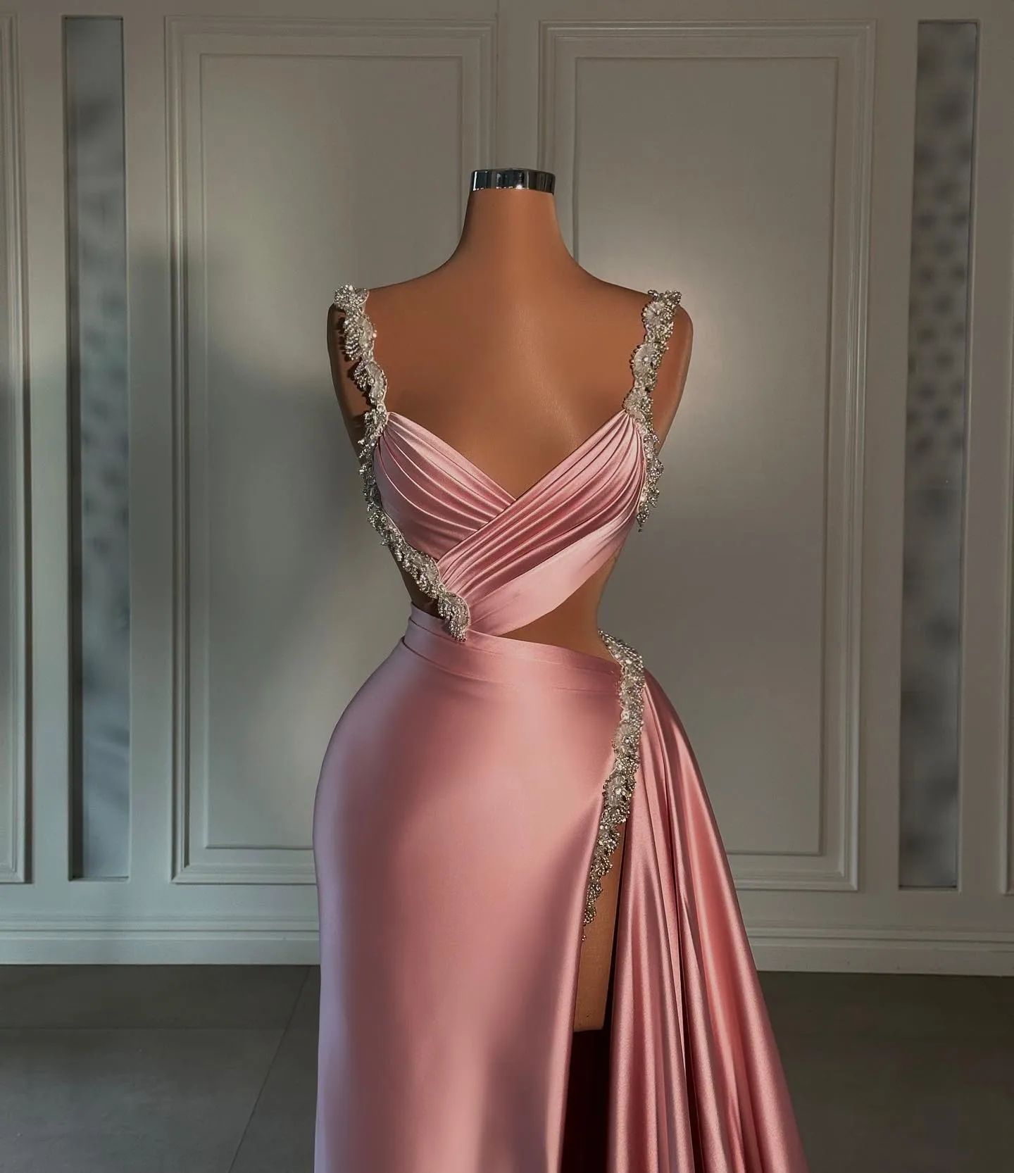 2024 robes de bal sexy rose Spaghetti Spaghetti Perles Crystal sans manches ouverte Robe de soirée Pageant Pageant Robes formelles Sweep Train Plus Size Side Split