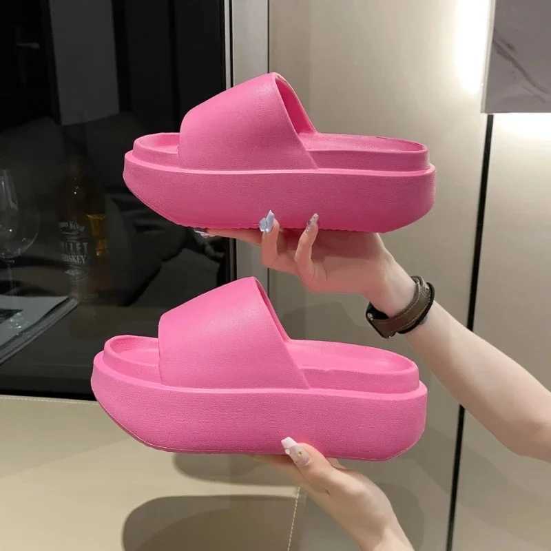Slippers Femmes non glissantes élevées 8 cm Nouvelle plate-forme de maison de mode épaisse EVA pour les sandales d'été H240509
