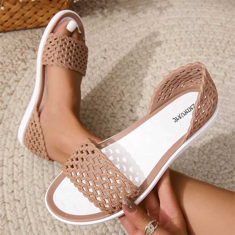 Sandalias 2024 Nuevo estilo de verano Fashionable cómodo y versátiles zapatos de plástico de plástico de plástico plano H240430 sin deslizamiento sin deslizamiento