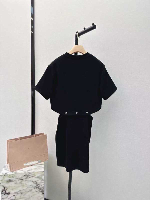 Grundläggande casual klänningar Designer Brand Högkvalitativ 2024 Vår/sommar Ny mångsidig smal och avtagbar två slitna av midjesdesignflickaklänningen Onmi