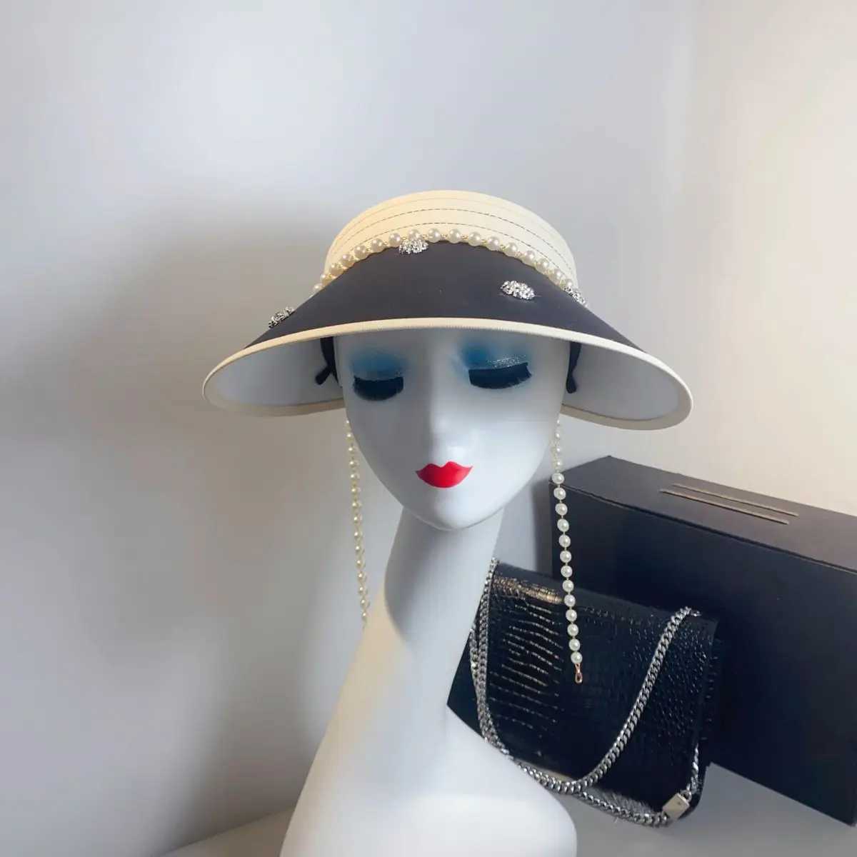 Wide Brim Hats Bucket Hats 2024 New Sun Hat Womens Summer UV Sun Hat Sparkling Diamond Pearl Chain Colorful Outdoor Beach Big Eaf Open Top Hat J240429